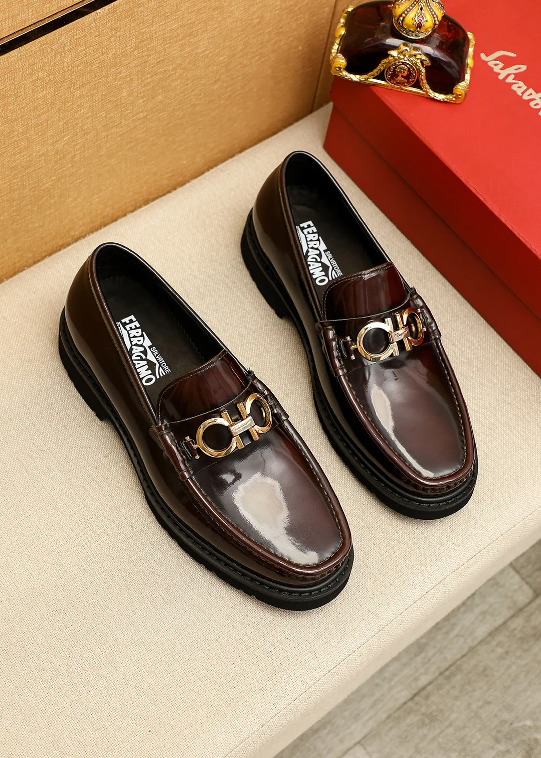 Men's shoes 💰520 💐 Product trademark: Ferragamo "Ferragamo" casual leather shoes Regular size: 38-44 (45.46🉑️customized) Product materials: Selected imported first-layer open-edge beaded cowhide leather upper + original hardware buckle, imported water-dyed cowhide leather lining. Strong three-dimensional visual effect, original outsole color: 1⃣️color optional